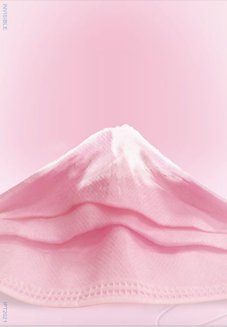 醒吾科大商设系学生王佳敏毕的第二件作品以日本富山结合口罩，象征渴望在山顶上呼吸到最新鲜的空气。