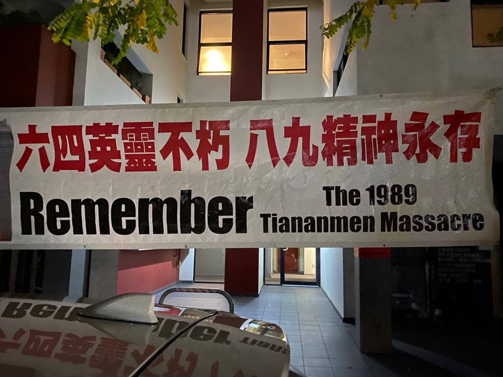 6月4日晚，來自悉尼不同社區和團體的民眾在中共駐悉尼領事館外舉行燭光悼念集會，紀念六四英靈，呼籲結束一黨專政。（夏楚君／大紀元）