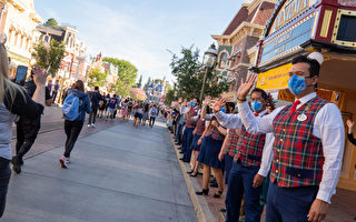 迪士尼“复仇者园区”开放 吸引数千游客