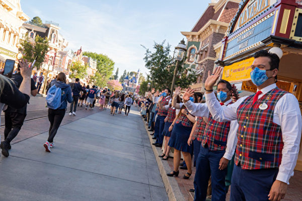 迪士尼「復仇者園區」開放 吸引數千遊客