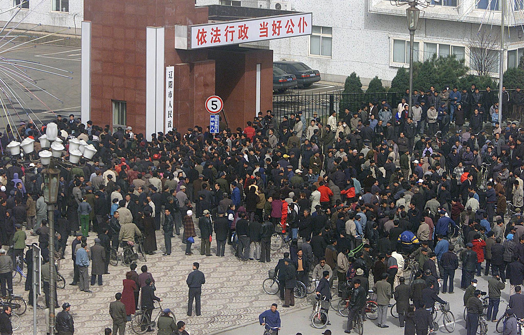 2002年3月20日，遼寧省遼陽市成千上萬名憤怒的下崗工人前往市公安局及市政府請願，當局出動武警和公安驅散群眾。(FREDERIC BROWN / AFP)