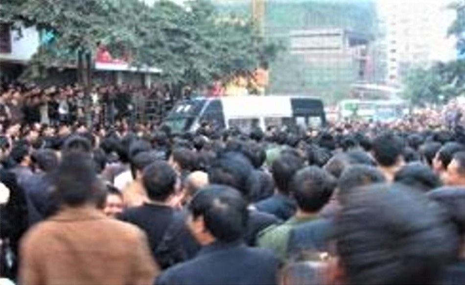 2004年10月18日，萬州萬人衝擊政府大樓。（網絡圖片）