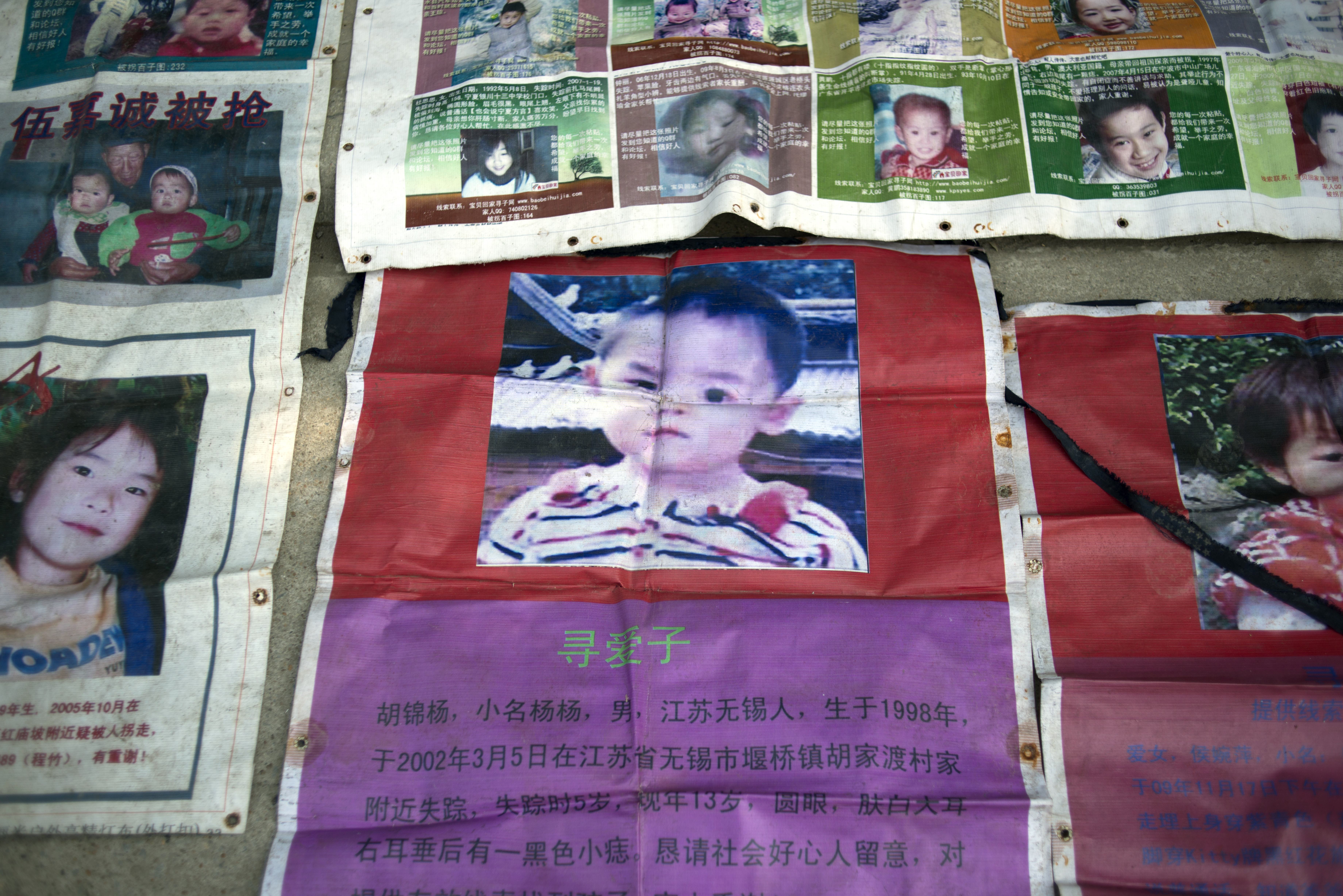 2013年10月23日福建省福州街道上展示的失蹤兒童照片。（ED JONES / AFP）