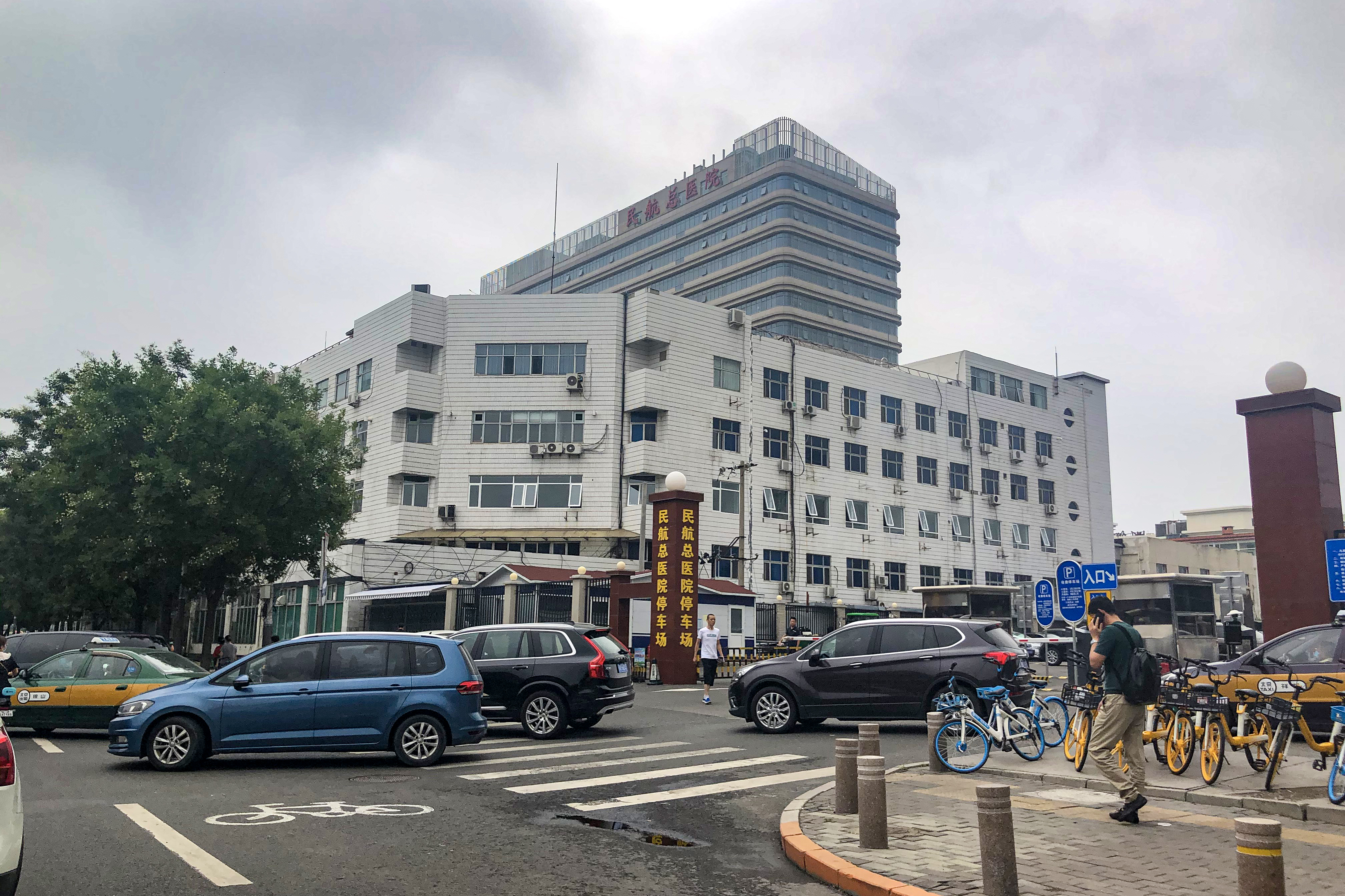 在許多座城市，人們行走在街道上，經過赫赫有名的大醫院，卻不知道裡面正在進行慘絕人寰的屠殺。圖為北京民航總醫院。（N509FZ／維基百科）