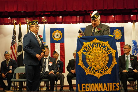 纽约美国退伍军人会第一区主席约瑟夫・莫德洛（Joseph Modelo）将象征权力的法槌授与新任主席伍元天。