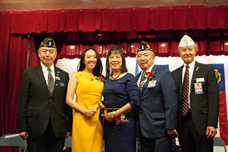 纽约华裔退伍军人会第77届新任主席伍元天（右二）偕妻女，与现任主席朱超然（左一）、干事梅本立（右一）合影。
