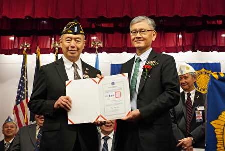 驻纽约台北经济文化处处长李光章（右一）颁发感谢状与即将卸任主席朱超然。