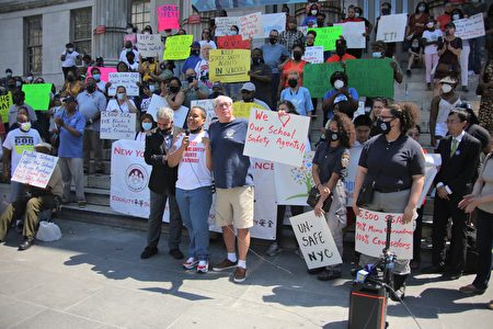 非裔男學生在校園遭到霸凌，他講述維持紐約市公校的安全保衛人員在紐約市警局的重要性。