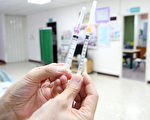 用细针筒打疫苗不浪费 医护发挥节俭精神