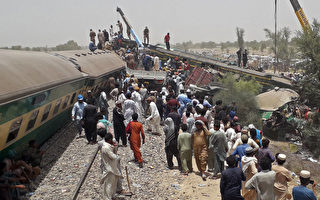 巴基斯坦南部两列车相撞 至少45死