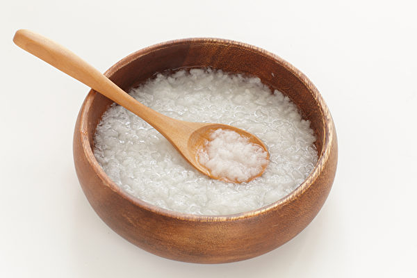 癌症患者没有胃口、营养不良是治疗和恢复的大敌，可以吃白米粥顾好脾胃。(Shutterstock)