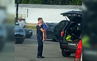 暴力襲擊後 美警察安撫一名兒童的照片熱傳