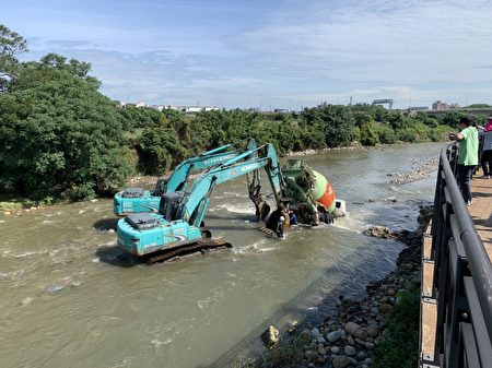 中坜水泥车因大雨溪水突然暴涨，遭冲进溪中。