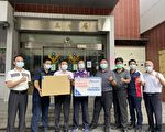 顾健康 齐抗疫 市议员赠员警鸡腿排 口罩