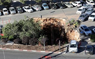 耶路撒冷突現天坑 吞噬三汽車 驚險視頻曝光