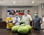 警察加油  基市警友会暖送肉粽、西瓜