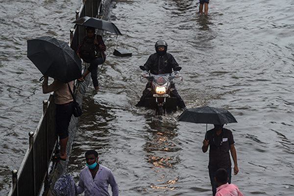 组图：印度受季风暴雨侵袭 孟买遭遇洪灾