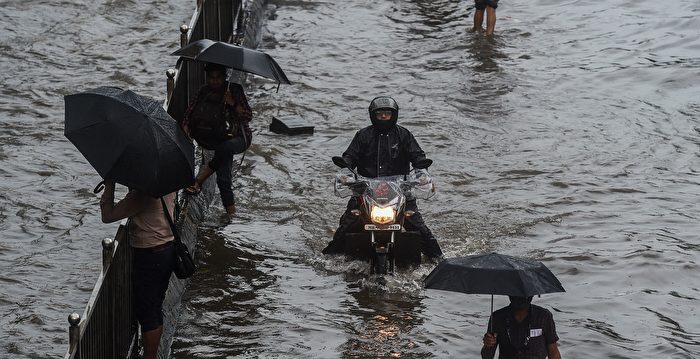 组图：印度受季风暴雨侵袭 孟买遭遇洪灾