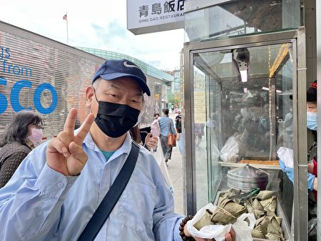 71岁的黄辉说他刚买了两个红枣馅的粽子，一会儿要去买肉粽。