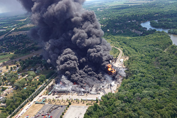 组图：伊利诺伊州工厂大火 目前无人伤亡