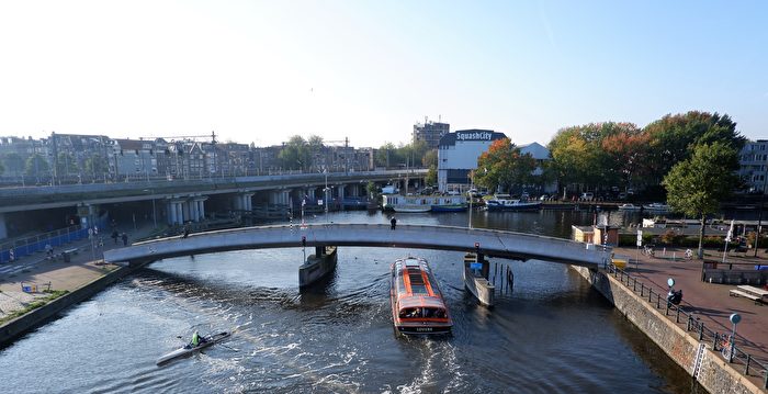 拦截塑料垃圾入海新方法 不阻航道气泡帘