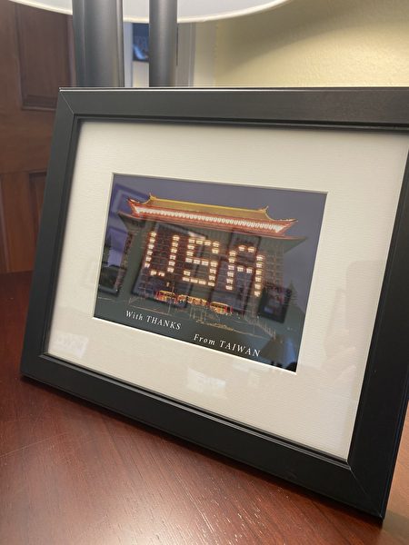 国会众议员玛丽奥收到一张圆山大饭店点灯“USA”的照片。