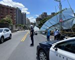 强风狂袭帷幕倒、砖墙塌 警速疏导维交安