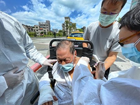 台湾17日增175例本土病例19例死亡 疫苗 戴口罩 台湾疫情 大纪元