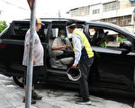 溫馨接送 彰化市長林世賢座車接送長者打疫苗
