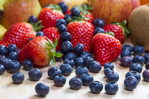 从2016年到2021年连续六年，草莓在脏蔬果榜单中都排名首位。(Shutterstock)