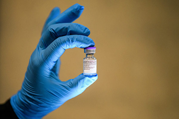 两款mRNA疫苗——辉瑞疫苗和莫德纳疫苗，出现了心肌炎、心包炎不良事件。 (Leon Neal/Getty Images)