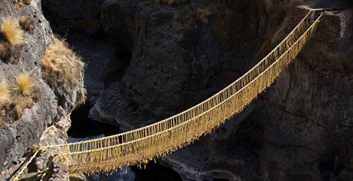 500年草绳桥坍塌 秘鲁人以传统编织技艺重建