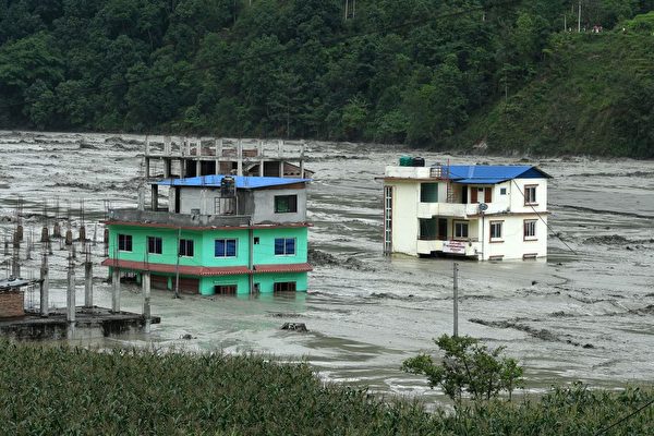 尼泊尔洪水25人失踪 11死含两中国工人