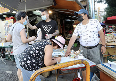 台湾19日增127例本土病例例死亡 疫苗 戴口罩 台湾疫情 大纪元