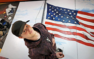 美國少年為學校繪製巨大國旗 以便同學宣誓