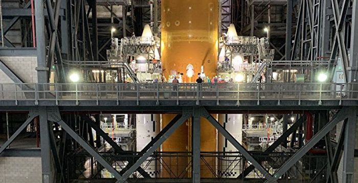NASA巨型火箭组装完成 比自由女神像还高