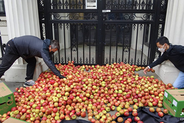 抗议打压新闻自由 上千“苹果”倒伦敦中使馆外
