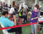 疫苗接種手譯超貼心 屏縣75歲長者即日開打