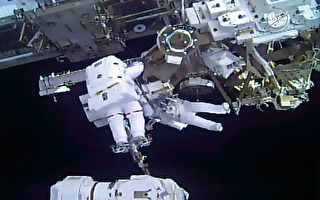 美歐宇航員太空行走 為太空站安裝太陽能板