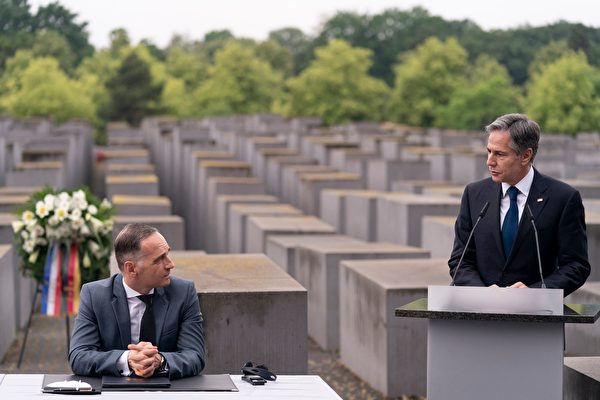 组图：布林肯与德国外长访柏林大屠杀纪念碑