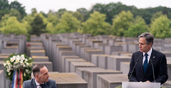 组图：布林肯与德国外长访柏林大屠杀纪念碑