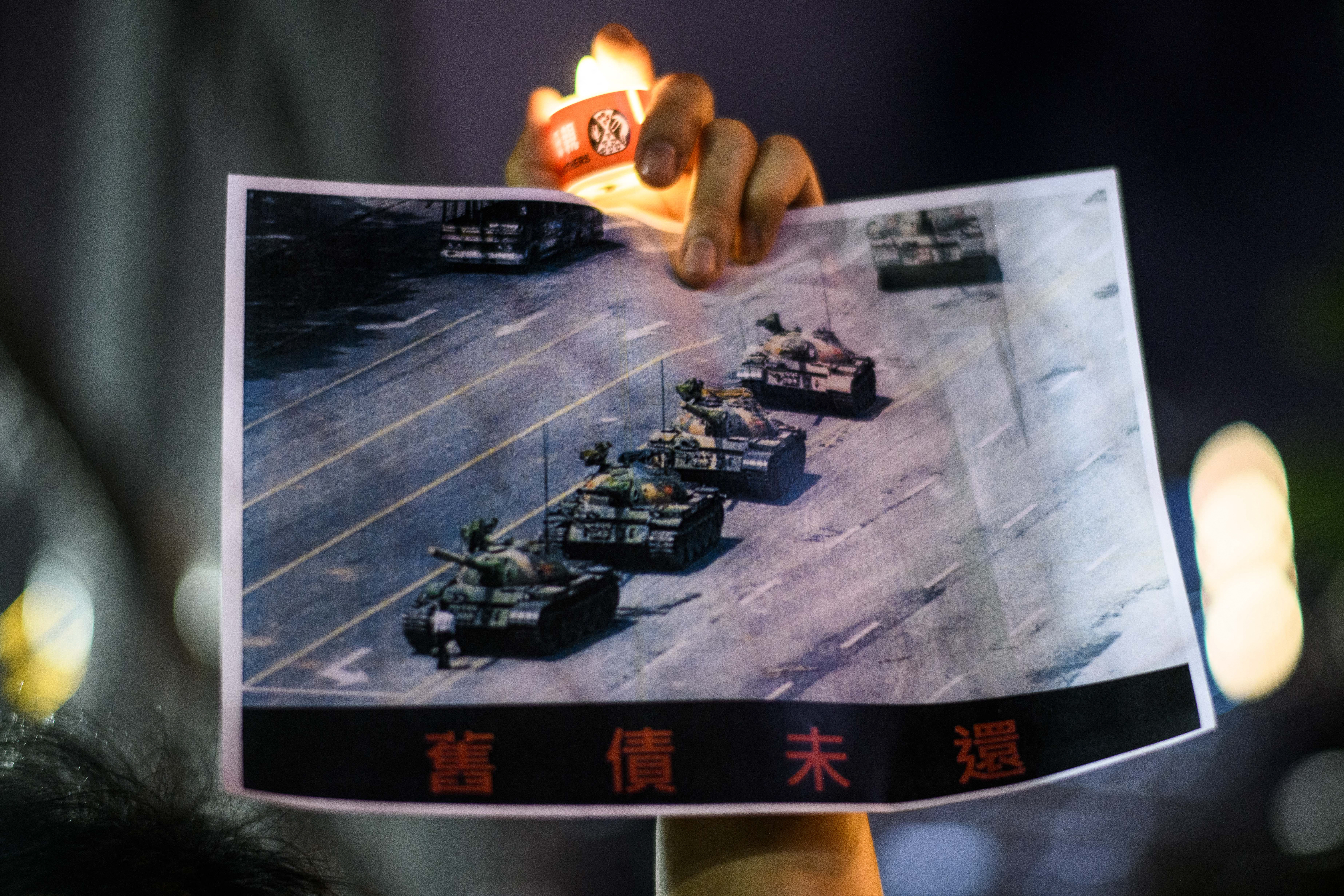 共產黨善於讓人們遺忘歷史，切除歷史，很多人根本不知道「六四」。於是，在中華民族的記憶中出現了斷層。圖為2020年6月4日，香港維園燭光悼念「六四」屠城。（Manuel Ceneta / AFP）
