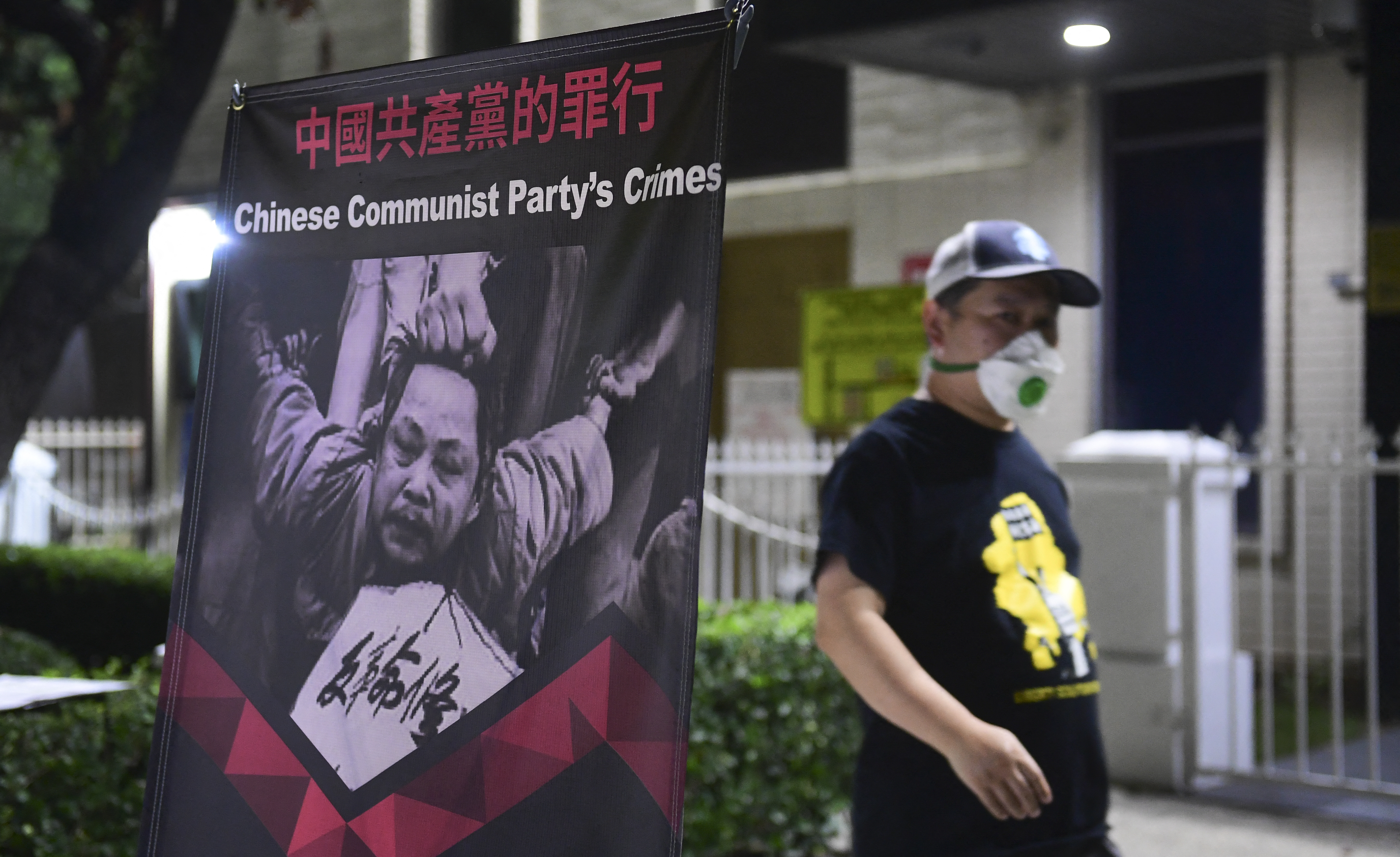 2020年10月1日，洛杉磯中國領事館前的抗議者展示中國共產黨的犯罪歷史。（Frederic J. BROWN / AFP）