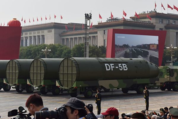 2019年10月1日，中共的东风-5B洲际导弹在北京天安门广场的阅兵仪式上。（Greg Baker/Getty Images）