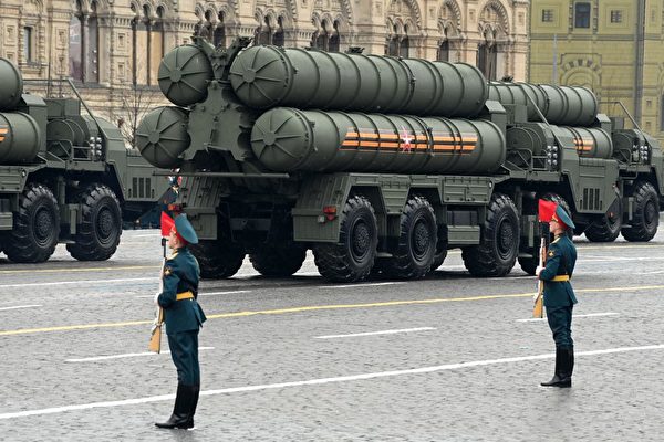 2021年5月9日，俄罗斯军队在莫斯科红场的阅兵中展示了最新的S-400防空导弹系统。（Kirill Kudryavtsev/AFP via Getty Images）
