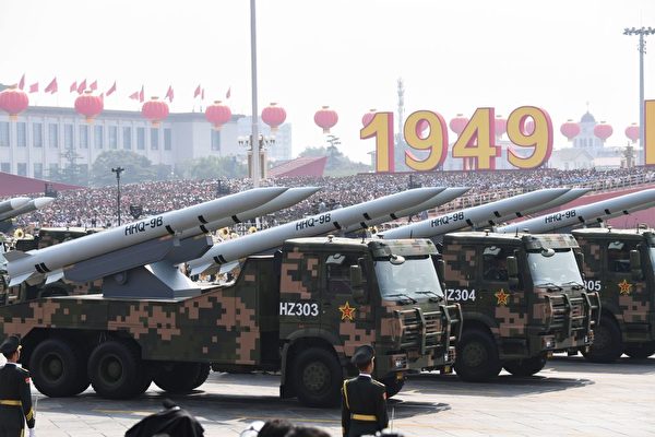 2019年10月1日，中共的红旗-9B防空导弹在北京天安门广场的阅兵仪式上。（Greg Baker/Getty Images）