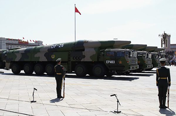 2015 年 9 月 3 日，中共的号称航母杀手的东风-26中程导弹在北京天安门广场的阅兵仪式上。（Rolex Dela Pena/AFP via Getty Images）