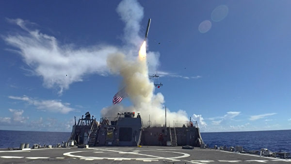 2019 年 5 月 27 日，美军的伯克级驱逐舰威尔伯号（DDG 54）在菲律宾海域的演习中实弹发射了一枚战斧对地攻击导弹。（美国海军）
