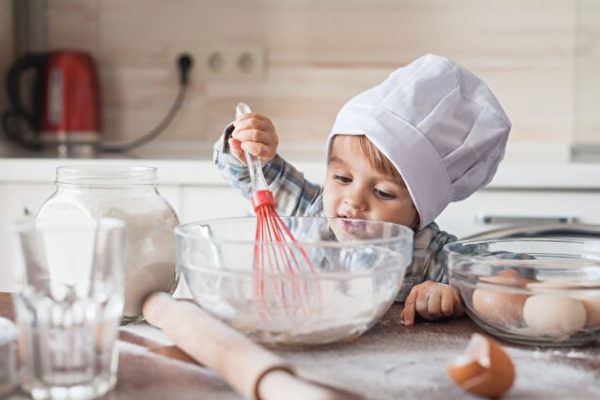 两岁孩子就能学做饭 提高四肢协调力