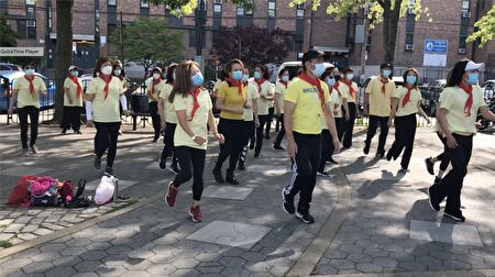 6月1日，蔡桂華在紐約市法拉盛同一個公園看到有成年華人穿著統一的服裝，戴上紅領巾在跳廣場舞。